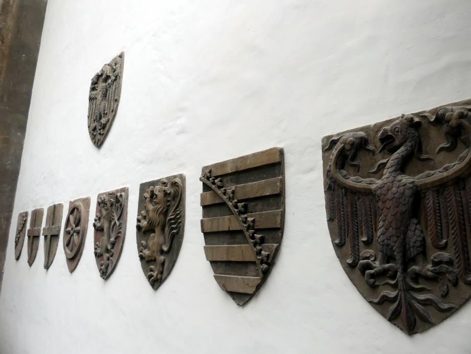 Wappen des Reichs, der Stadt Rom und der Sieben Kurfürsten, Nürnberg, Stadtpfarrkirche Zu Unserer lieben Frau (Frauenkirche), jetzt Nürnberg, Germanisches Nationalmuseum, Saal 30, um 1360, Bild 2/3