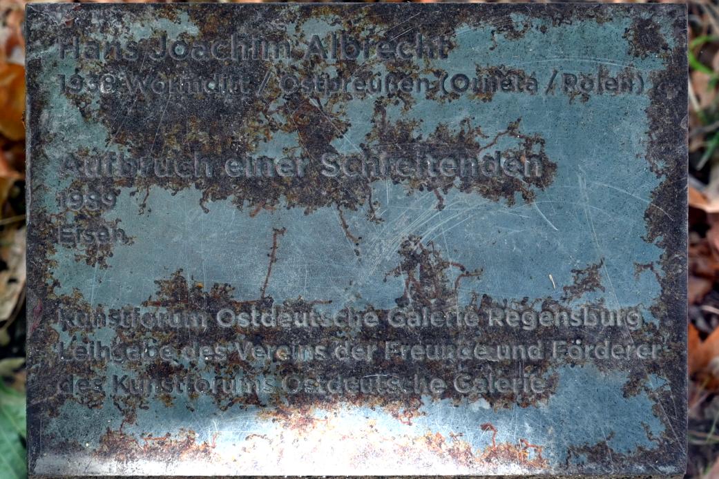 Hans Joachim Albrecht (1989–1999), Aufbruch einer Schreitenden, Regensburg, Stadtpark, 1989, Bild 4/6