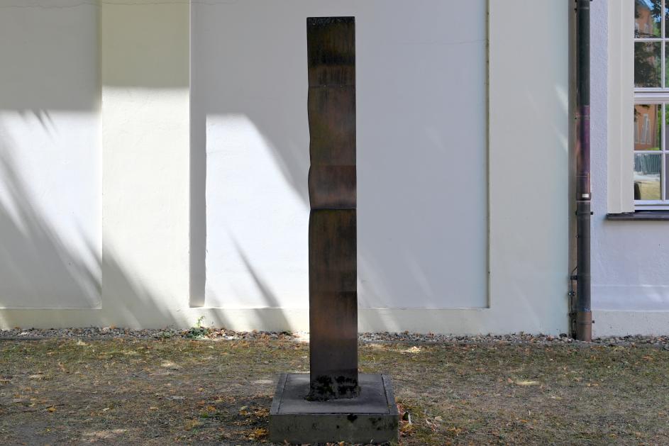 Hans Joachim Albrecht (1989–1999), Aufbruch einer Schreitenden, Regensburg, Stadtpark, 1989, Bild 5/6