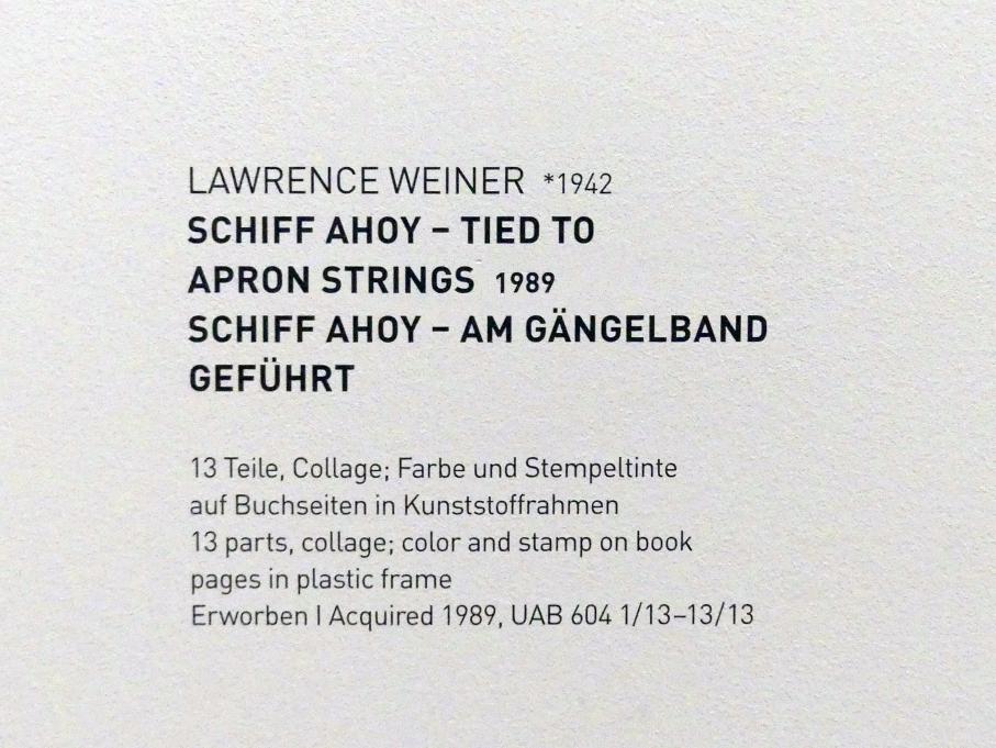 Lawrence Weiner (1968–1989), Schiff ahoy - Am Gängelband geführt, München, Museum Brandhorst, Saal 0.8, 1989, Bild 15/16