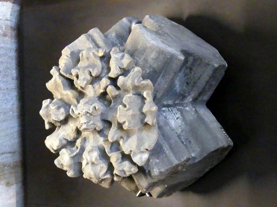 Schlussstein mit Krabben und Fratze, Nürnberg, Germanisches Nationalmuseum, Saal 33, 3. Viertel 14. Jhd., Bild 2/3