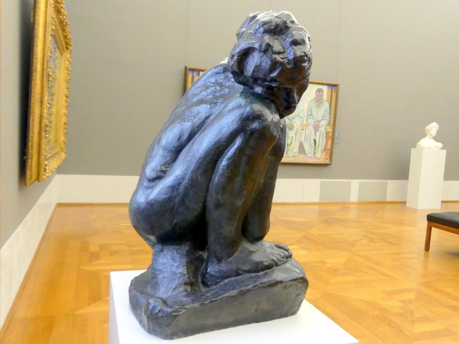 Auguste Rodin (1863–1917), Kauernde, München, Neue Pinakothek in der Alten Pinakothek, Saal III, um 1880–1882, Bild 3/5