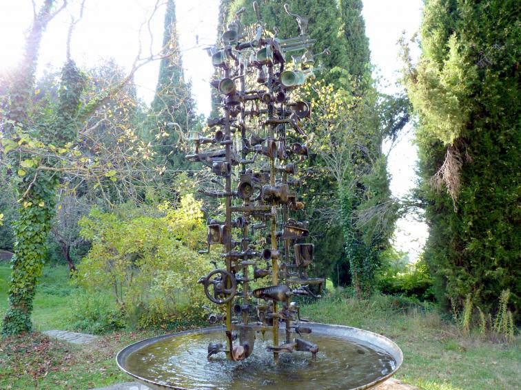 Daniel Spoerri (1955–2014), Der Fleischwolfbrunnen, Seggiano, Il Giardino di Daniel Spoerri, 1992, Bild 2/2