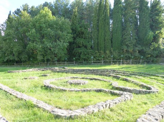 Daniel Spoerri (1955–2014), Labyrinthischer Mauerweg, Seggiano, Il Giardino di Daniel Spoerri, 1996–1998, Bild 2/4