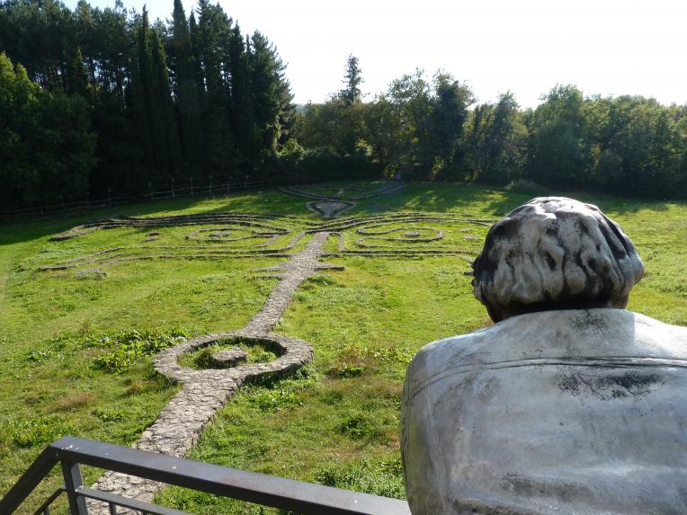 Daniel Spoerri (1955–2014), Labyrinthischer Mauerweg, Seggiano, Il Giardino di Daniel Spoerri, 1996–1998, Bild 4/4