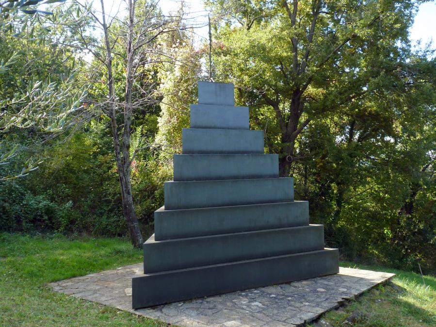 Daniel Spoerri (1955–2014), Pyramide der Frau auf dem Knotenstock, Seggiano, Il Giardino di Daniel Spoerri, 1999–2001