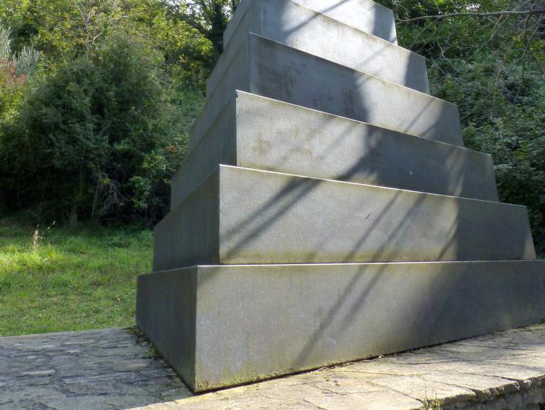 Daniel Spoerri (1955–2014), Pyramide der Frau auf dem Knotenstock, Seggiano, Il Giardino di Daniel Spoerri, 1999–2001, Bild 5/6