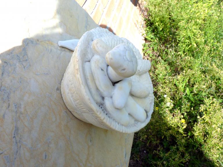 Daniel Spoerri (1955–2014), Duodecim ultimae cenae de claris molieribus, Seggiano, Il Giardino di Daniel Spoerri, 2008, Bild 3/5