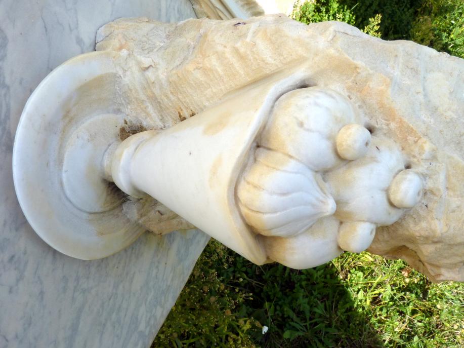 Daniel Spoerri (1955–2014), Duodecim ultimae cenae de claris molieribus, Seggiano, Il Giardino di Daniel Spoerri, 2008, Bild 4/5