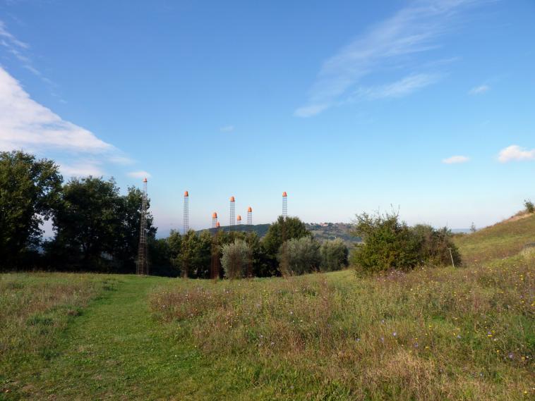 Luigi Mainolfi (1999), Fruchtbare Erde, Seggiano, Il Giardino di Daniel Spoerri, 1999–2000, Bild 2/2