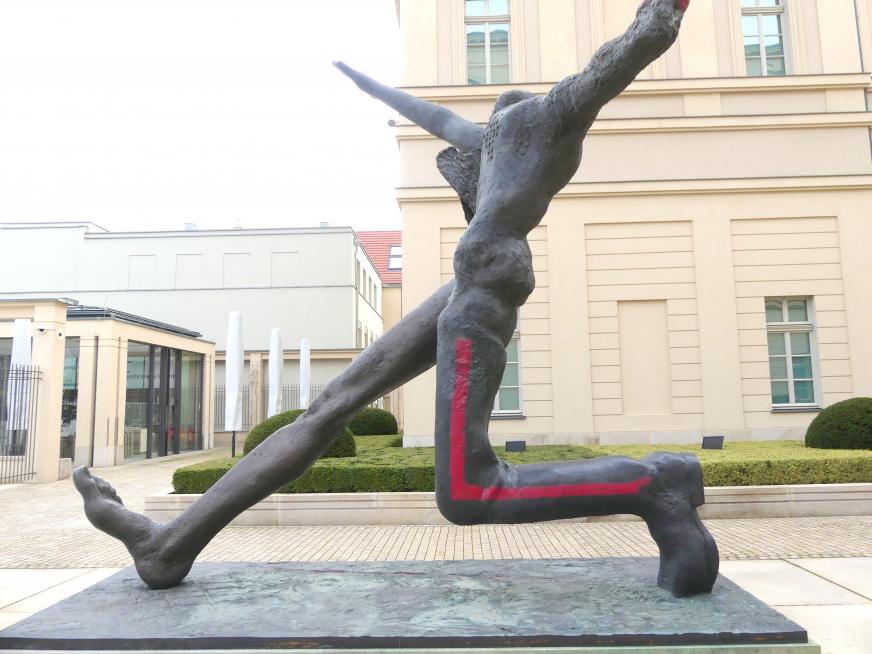 Wolfgang Mattheuer (1972–1984), Jahrhundertschritt, Potsdam, Museum Barberini, Innenhof, 1984, Bild 5/6
