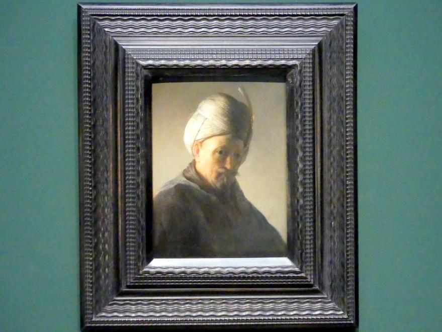 Rembrandt (Rembrandt Harmenszoon van Rijn) (1627–1669), Büste eines alten Mannes mit Turban, Potsdam, Museum Barberini, Ausstellung "Rembrandts Orient" vom 13.03.-27.06.2021, Saal B5, um 1627–1629, Bild 1/2