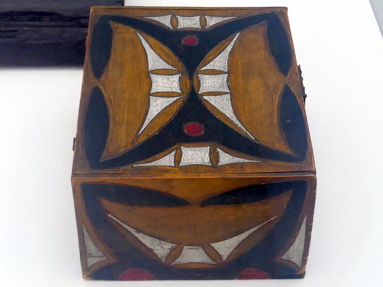 Karl Schmidt-Rottluff (1907–1937), Ornamental verzierter Holzkasten, Linz, Lentos Kunstmuseum Linz, Saal 3 - Wege zur Abstraktion, 1909, Bild 2/3