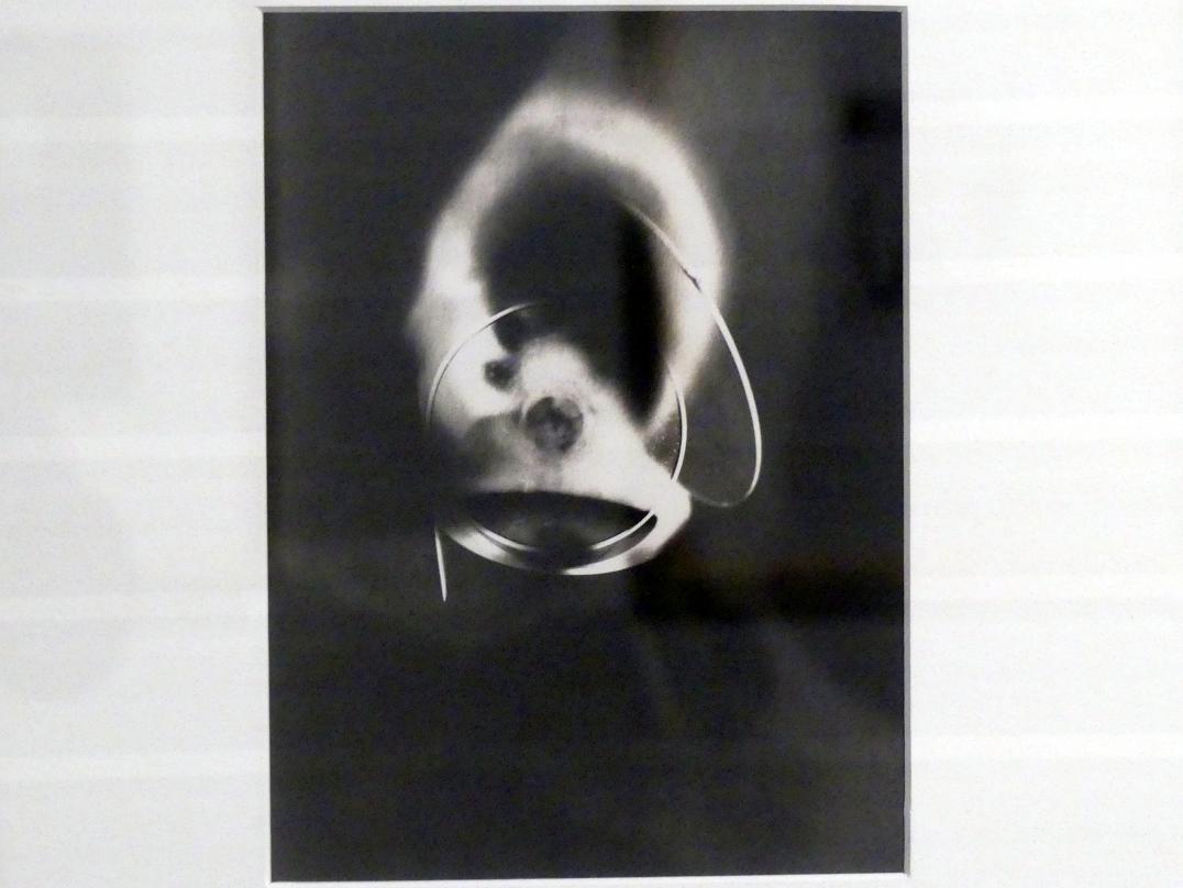 Man Ray (1914–1939), Glas, Linz, Lentos Kunstmuseum Linz, Saal 5 - Fotokabinett, 1921, Bild 2/3
