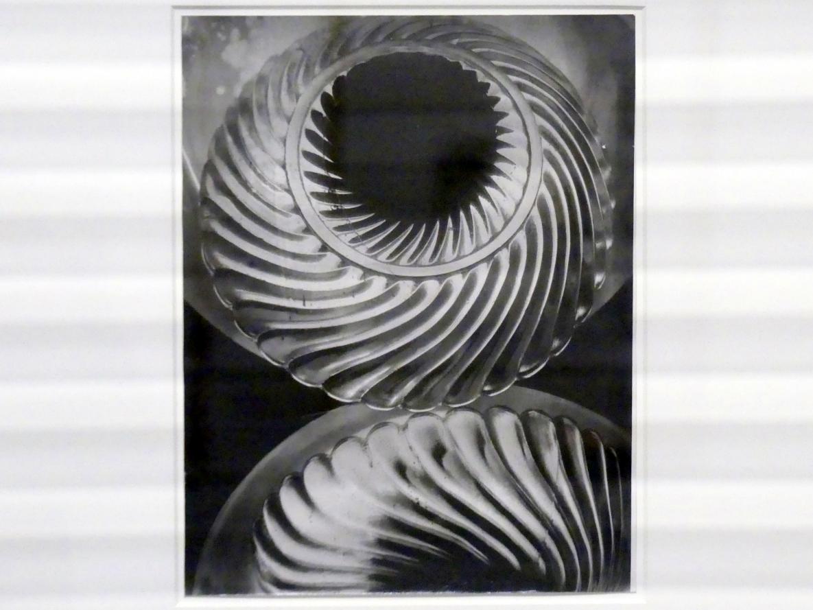 Alexander Michailowitsch Rodtschenko (1918–1930), Glas und Licht, Linz, Lentos Kunstmuseum Linz, Saal 5 - Fotokabinett, 1928, Bild 2/3
