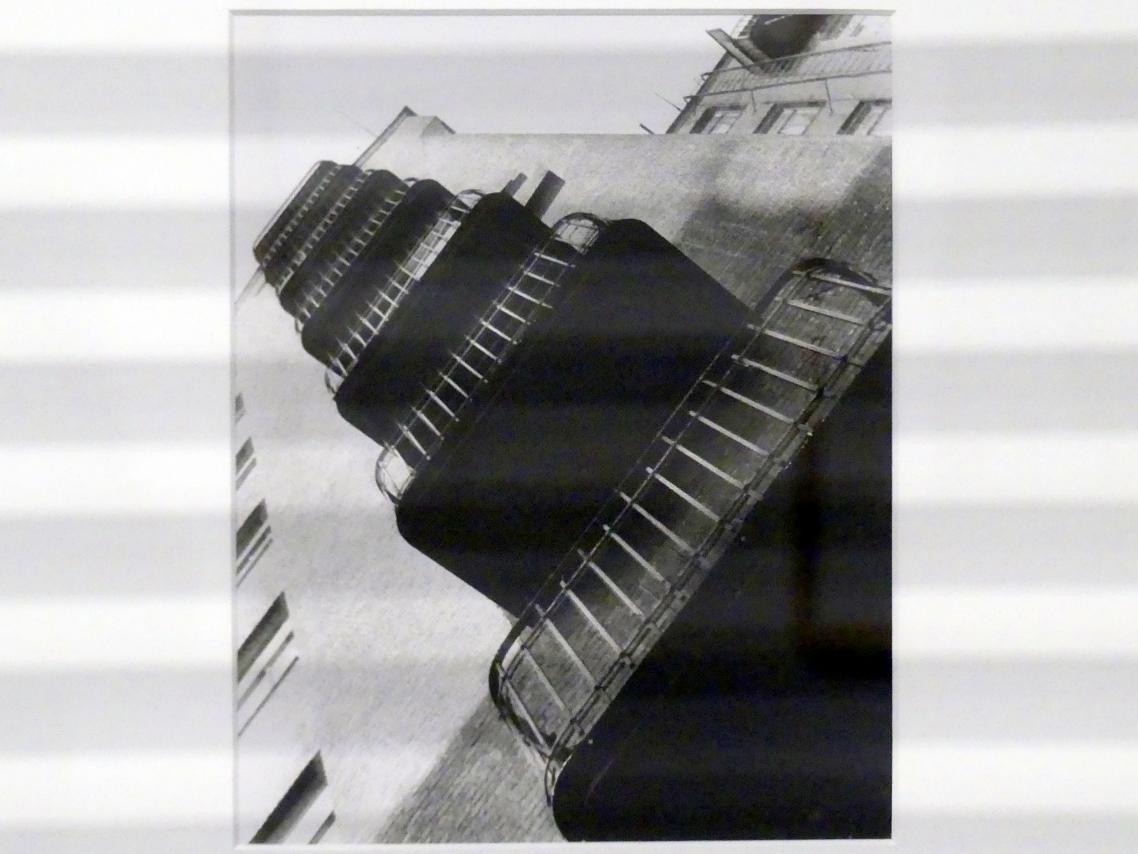 Alexander Michailowitsch Rodtschenko (1918–1930), Balkone, Linz, Lentos Kunstmuseum Linz, Saal 5 - Fotokabinett, 1925, Bild 2/3