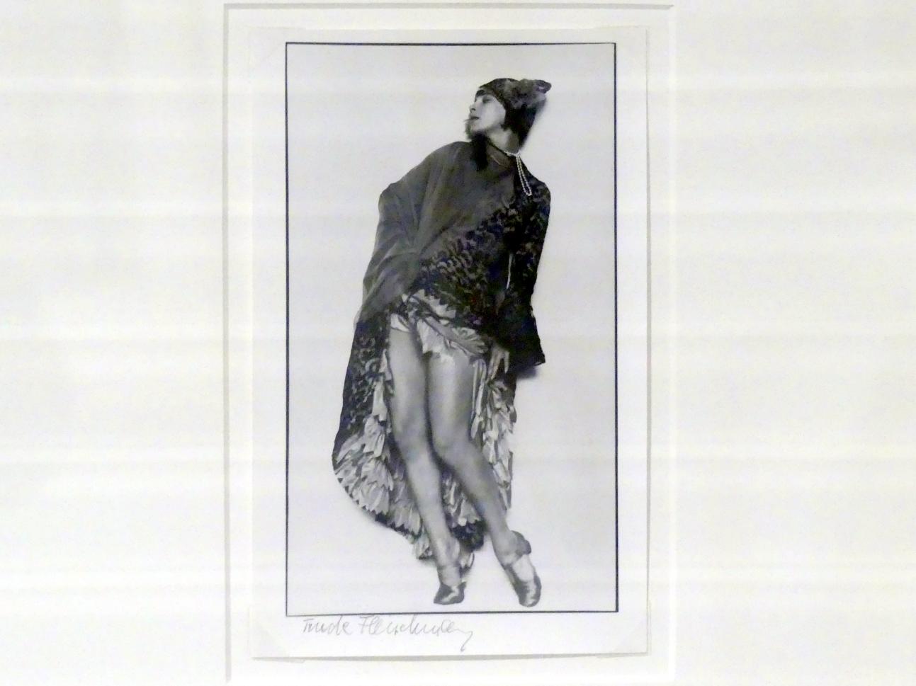 Trude Fleischmann (1925–1926), Tilly Losch, Linz, Lentos Kunstmuseum Linz, Saal 5 - Fotokabinett, 1925, Bild 2/3