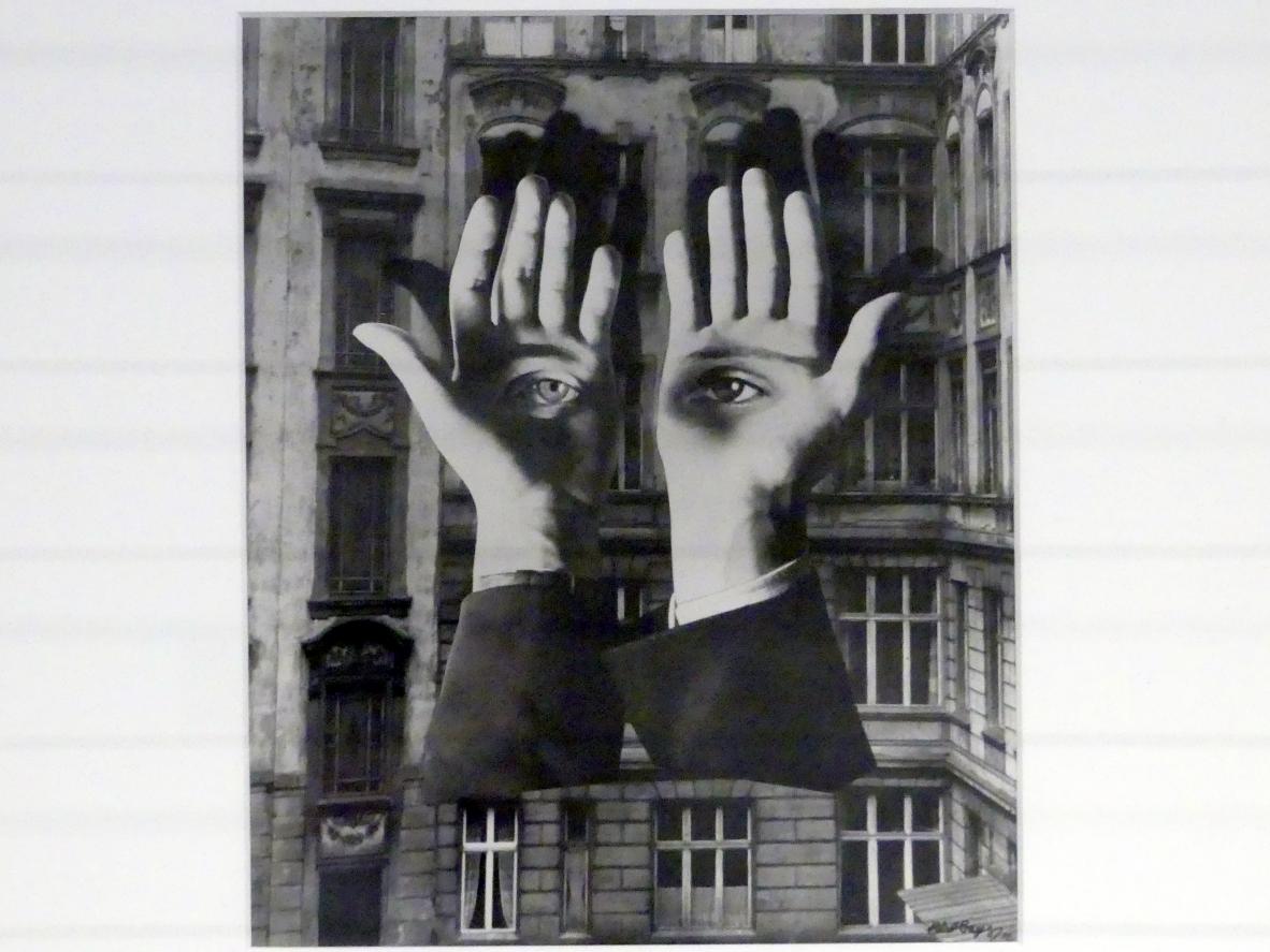 Herbert Bayer (1925–1972), Einsamer Großstädter, Linz, Lentos Kunstmuseum Linz, Saal 5 - Fotokabinett, um 1932, Bild 2/3