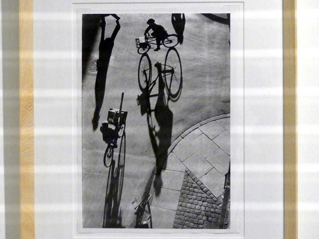 Heinrich Heidersberger (1934–1935), Promenade, Linz, Lentos Kunstmuseum Linz, Saal 5 - Fotokabinett, 1934, Bild 2/3