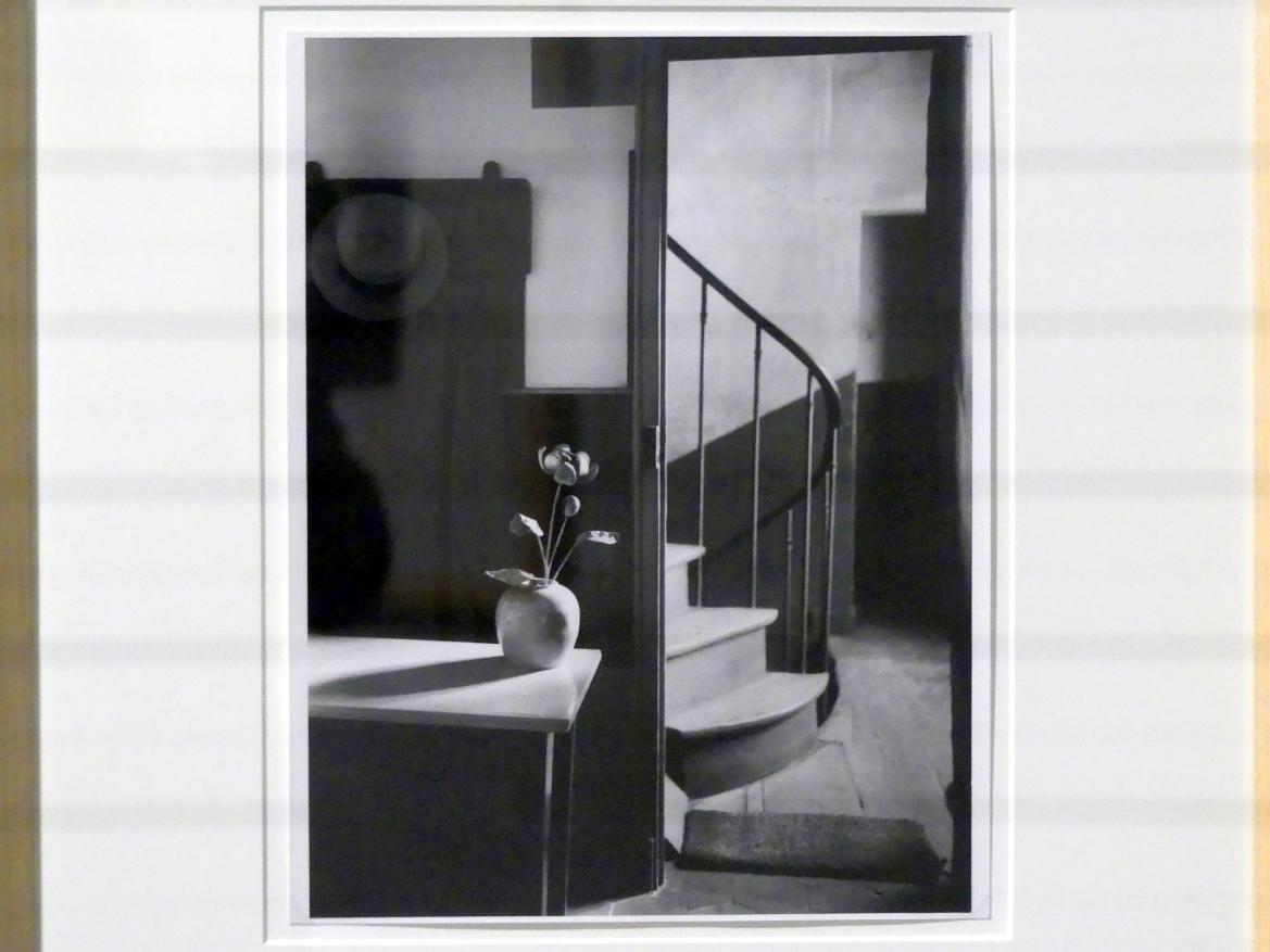 André Kertész (1926–1939), Bei Mondrian, Linz, Lentos Kunstmuseum Linz, Saal 5 - Fotokabinett, 1926, Bild 2/3
