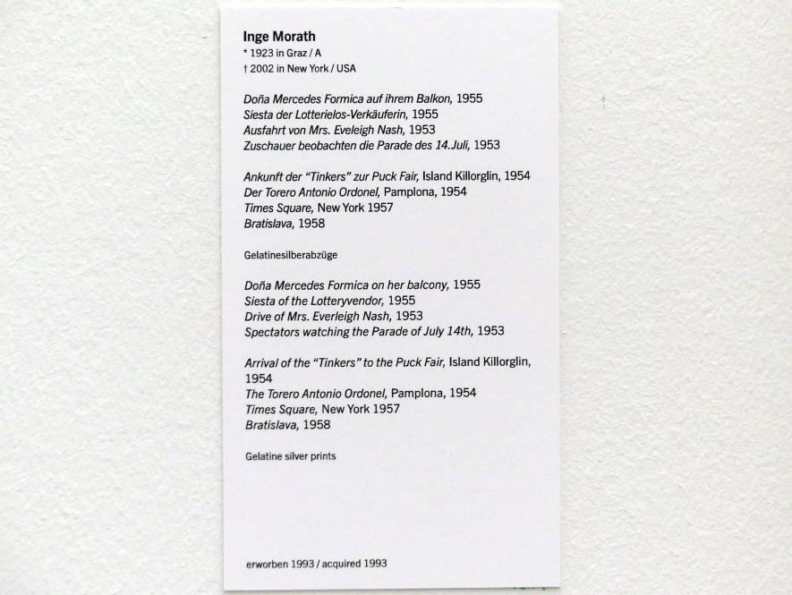 Inge Morath (1953–1958), Zuschauer beobachten die Parade des 14. Juli, Linz, Lentos Kunstmuseum Linz, Saal 7 - Nachkriegsjahre, 1953, Bild 3/3