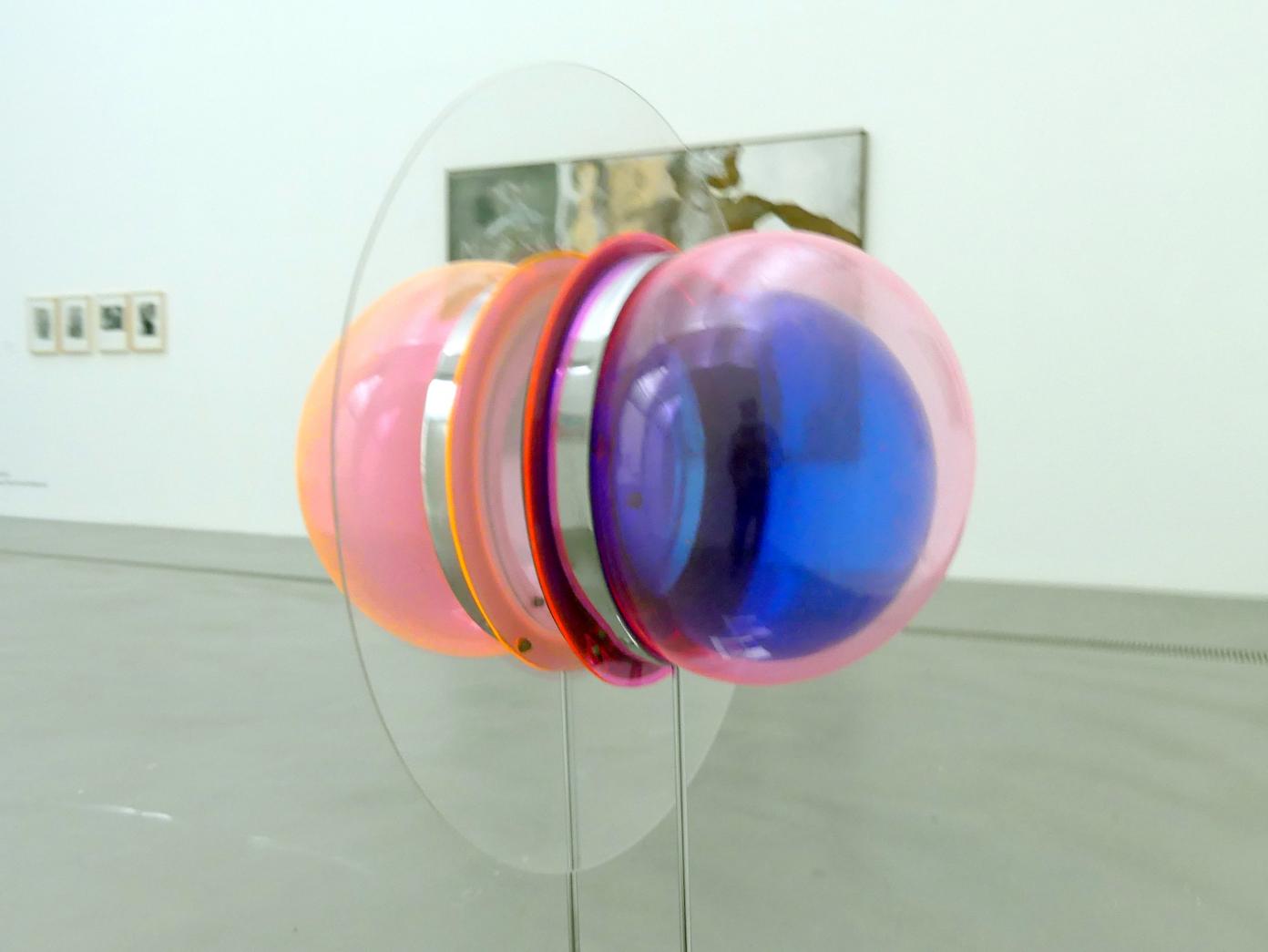 Cornelius Kolig (1968–1970), Acrylglasobjekt, Linz, Lentos Kunstmuseum Linz, Saal 9 - Das Jahrzehnt des Aufbruchs, 1968, Bild 4/7