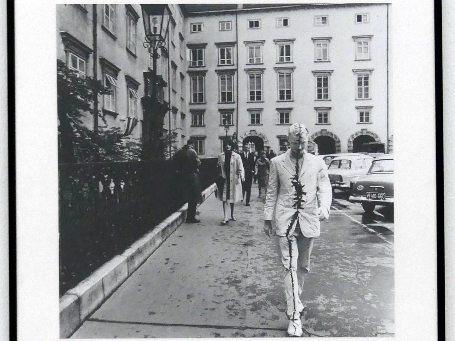 Günter Brus (1964–1965), Wiener Spaziergang, Linz, Lentos Kunstmuseum Linz, Saal 9 - Das Jahrzehnt des Aufbruchs, 1965, Bild 3/16