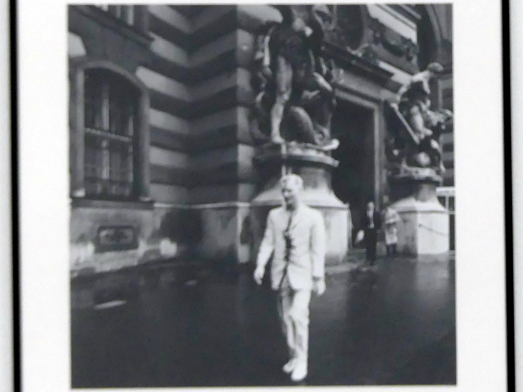 Günter Brus (1964–1965), Wiener Spaziergang, Linz, Lentos Kunstmuseum Linz, Saal 9 - Das Jahrzehnt des Aufbruchs, 1965, Bild 5/16