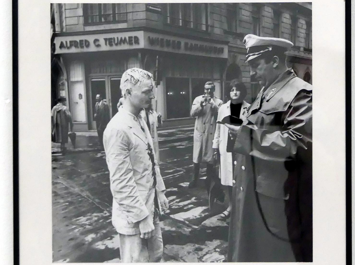 Günter Brus (1964–1965), Wiener Spaziergang, Linz, Lentos Kunstmuseum Linz, Saal 9 - Das Jahrzehnt des Aufbruchs, 1965, Bild 7/16