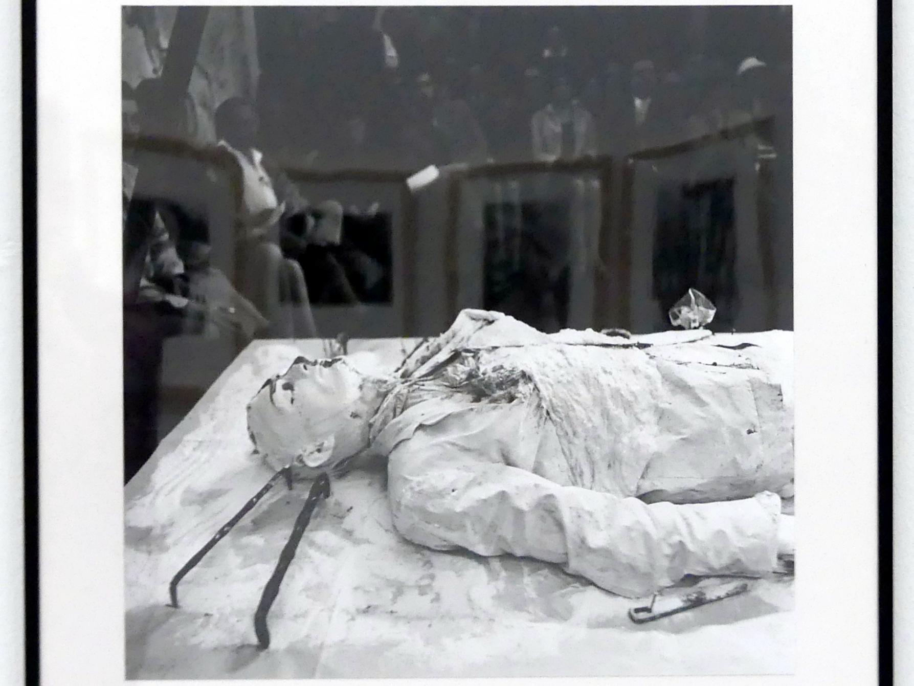 Günter Brus (1964–1965), Wiener Spaziergang, Linz, Lentos Kunstmuseum Linz, Saal 9 - Das Jahrzehnt des Aufbruchs, 1965, Bild 9/16