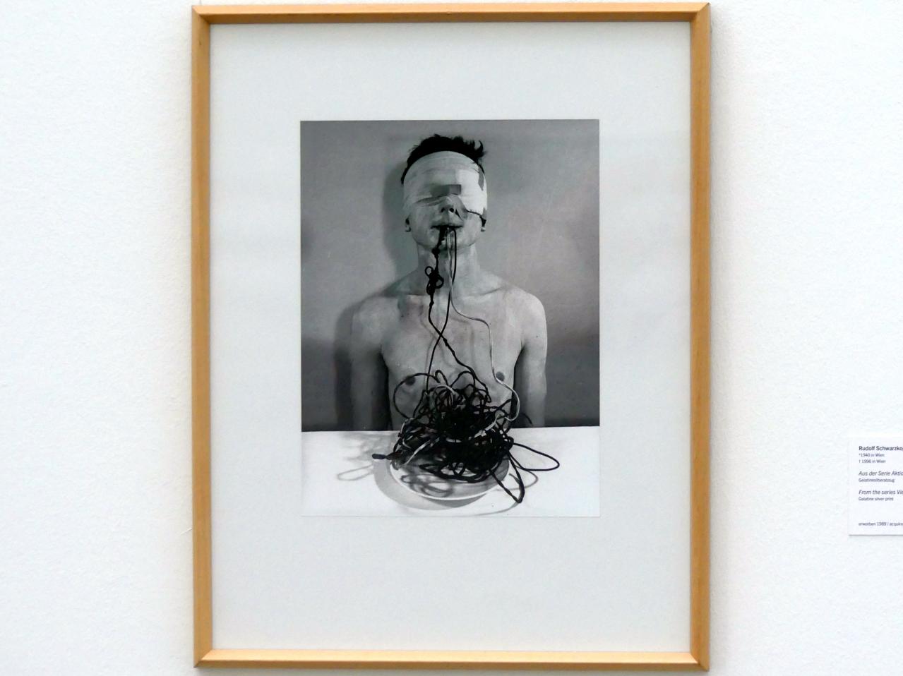 Rudolf Schwarzkogler (1965), Aus der Serie Aktion Wien, Linz, Lentos Kunstmuseum Linz, Saal 9 - Das Jahrzehnt des Aufbruchs, 1965–1966, Bild 1/3