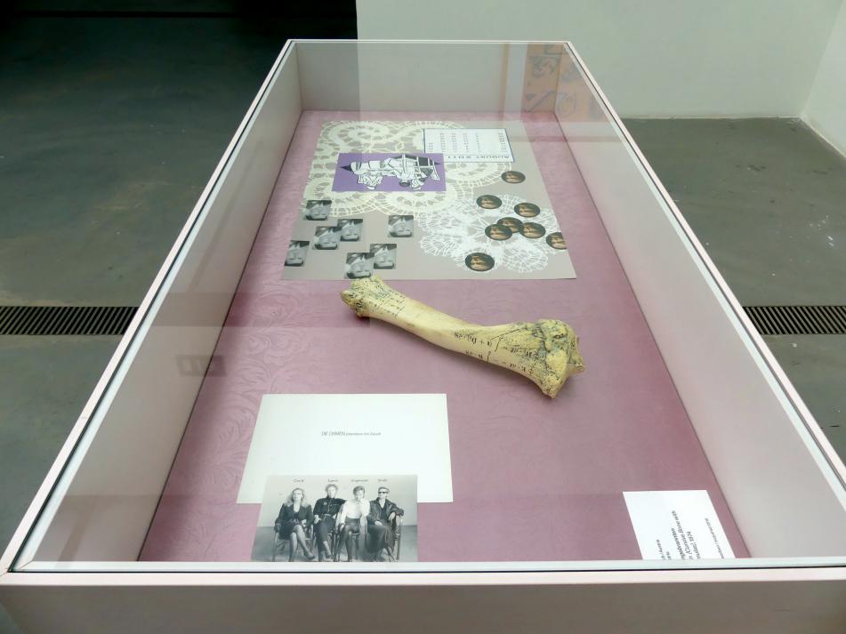 Ingeborg Strobl (1973&ndash;1974), Schreibknochen mit eingebrannten physikalischen Formeln, Linz, Lentos Kunstmuseum Linz, Saal 10 - Zu schade für die Lade, 1974, Bild 3/5