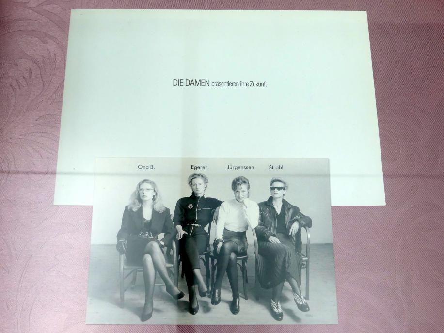 Ingeborg Strobl (1973&ndash;1974), Schreibknochen mit eingebrannten physikalischen Formeln, Linz, Lentos Kunstmuseum Linz, Saal 10 - Zu schade für die Lade, 1974, Bild 4/5