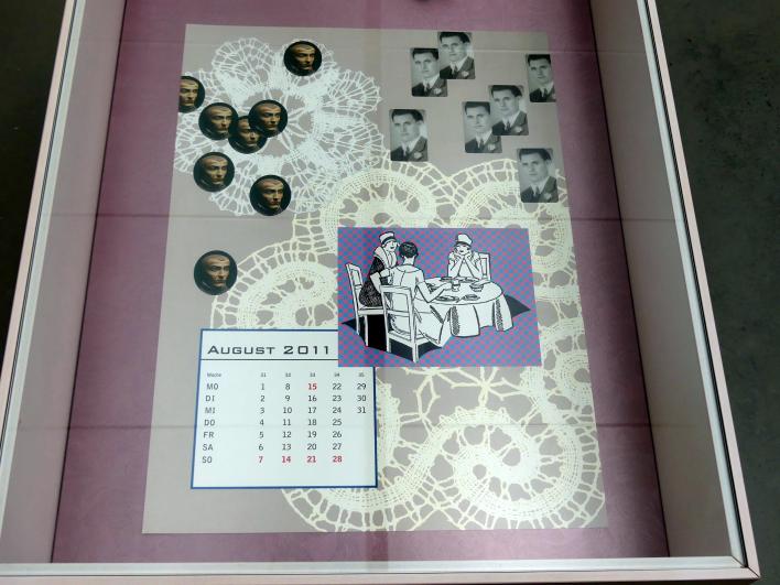 Ingeborg Strobl (1973&ndash;1974), Schreibknochen mit eingebrannten physikalischen Formeln, Linz, Lentos Kunstmuseum Linz, Saal 10 - Zu schade für die Lade, 1974, Bild 5/5