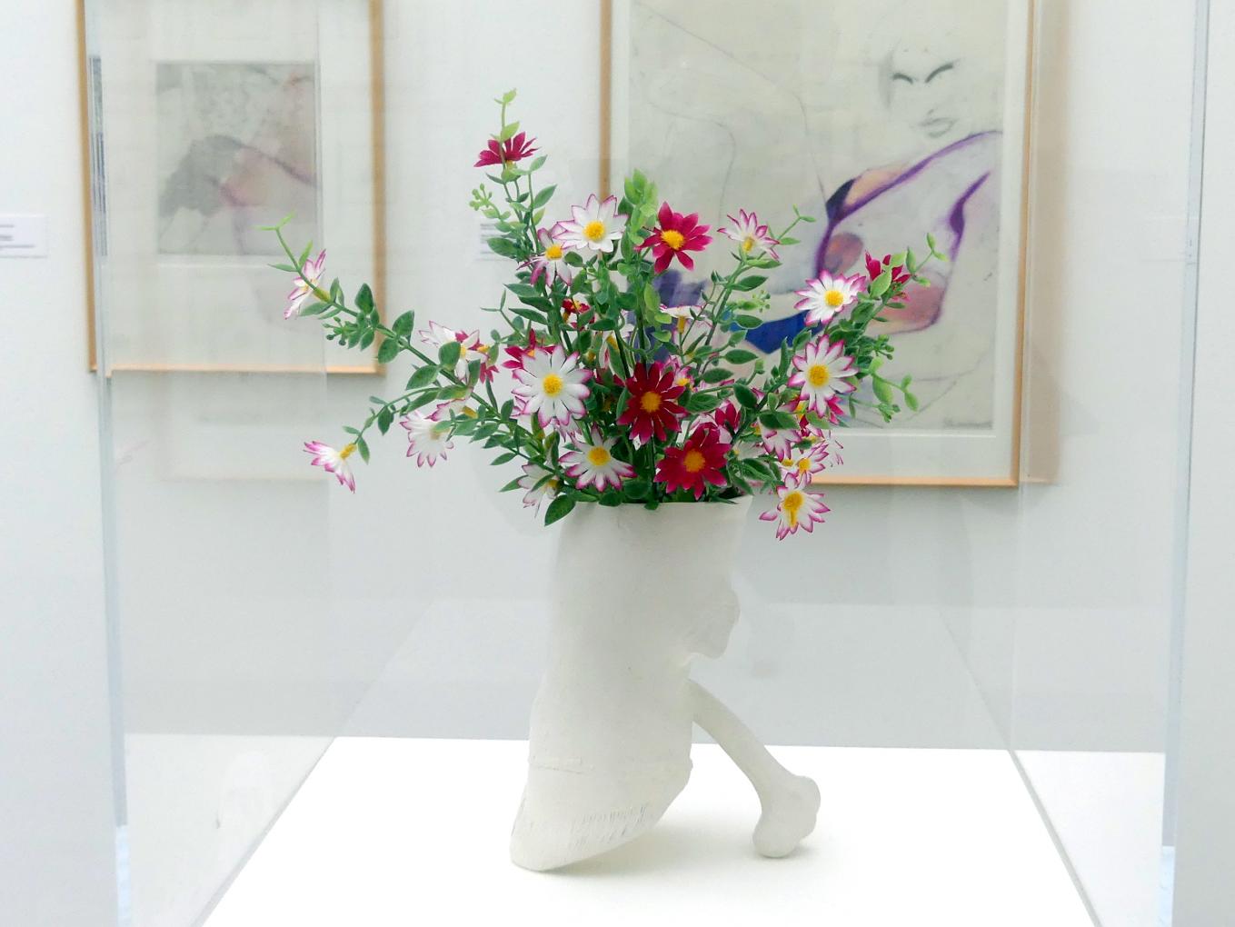 Ingeborg Strobl (1973–1974), Vase (Kalbsfuß, Knochen, Nuss), Linz, Lentos Kunstmuseum Linz, Saal 10 - Zu schade für die Lade, 1973, Bild 2/4