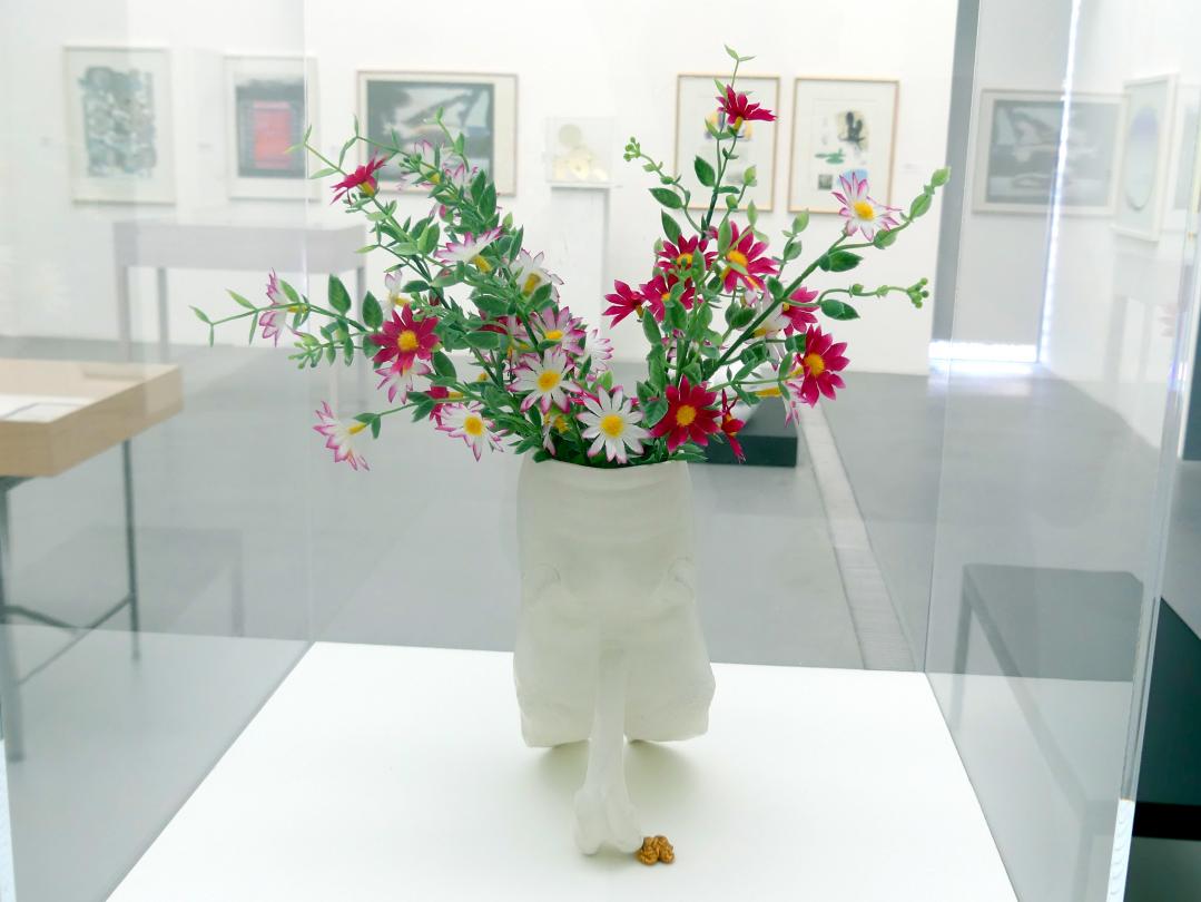 Ingeborg Strobl (1973–1974), Vase (Kalbsfuß, Knochen, Nuss), Linz, Lentos Kunstmuseum Linz, Saal 10 - Zu schade für die Lade, 1973, Bild 3/4