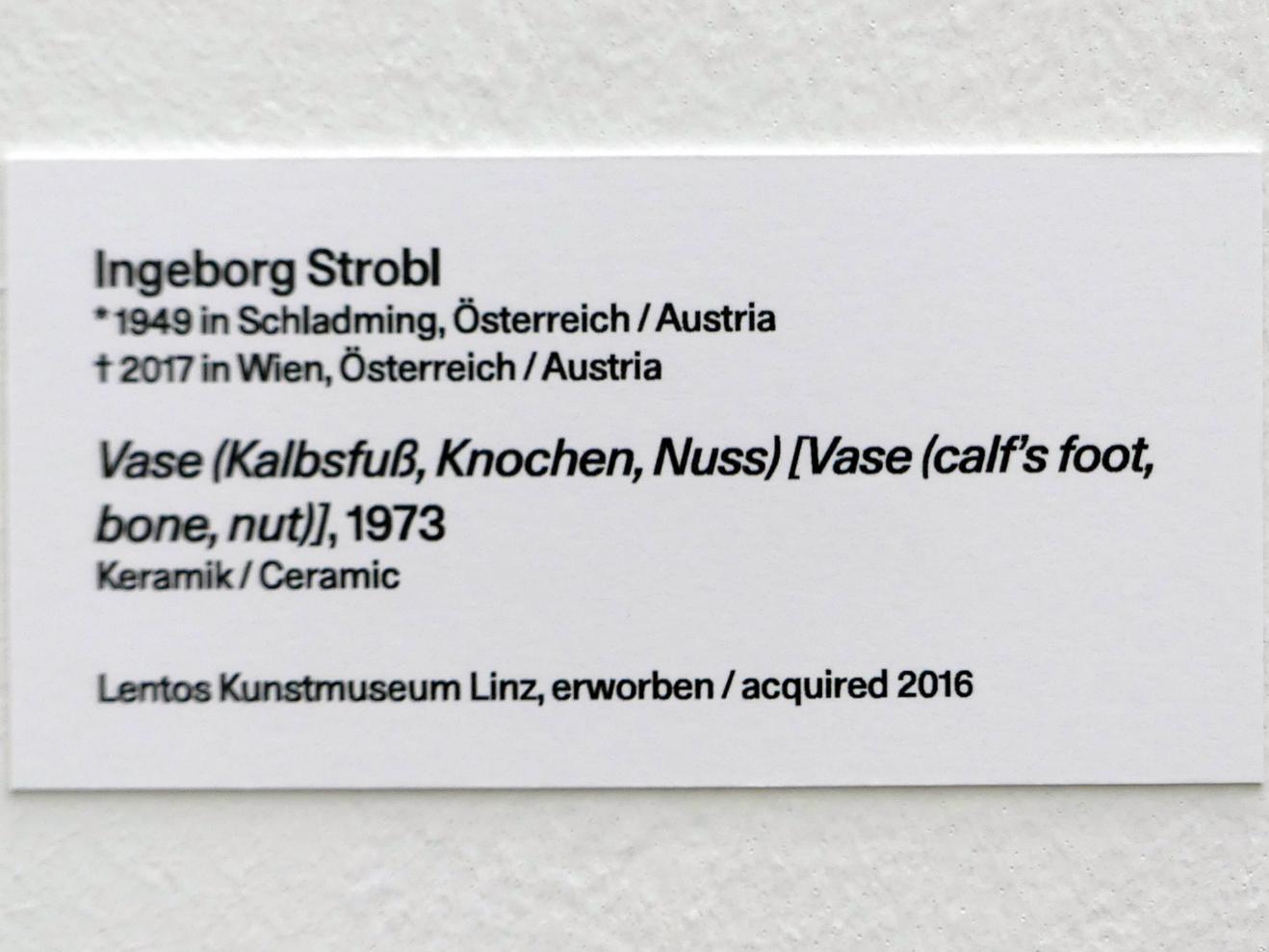 Ingeborg Strobl (1973–1974), Vase (Kalbsfuß, Knochen, Nuss), Linz, Lentos Kunstmuseum Linz, Saal 10 - Zu schade für die Lade, 1973, Bild 4/4