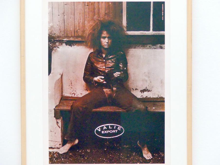 Valie Export (Waltraud Stockinger) (1969–2011), Aktionshose: Genitalpanik, Linz, Lentos Kunstmuseum Linz, Saal 11 - Performance, Konzeptionelle Kunst und Fotorealismus, 1969, Bild 2/3