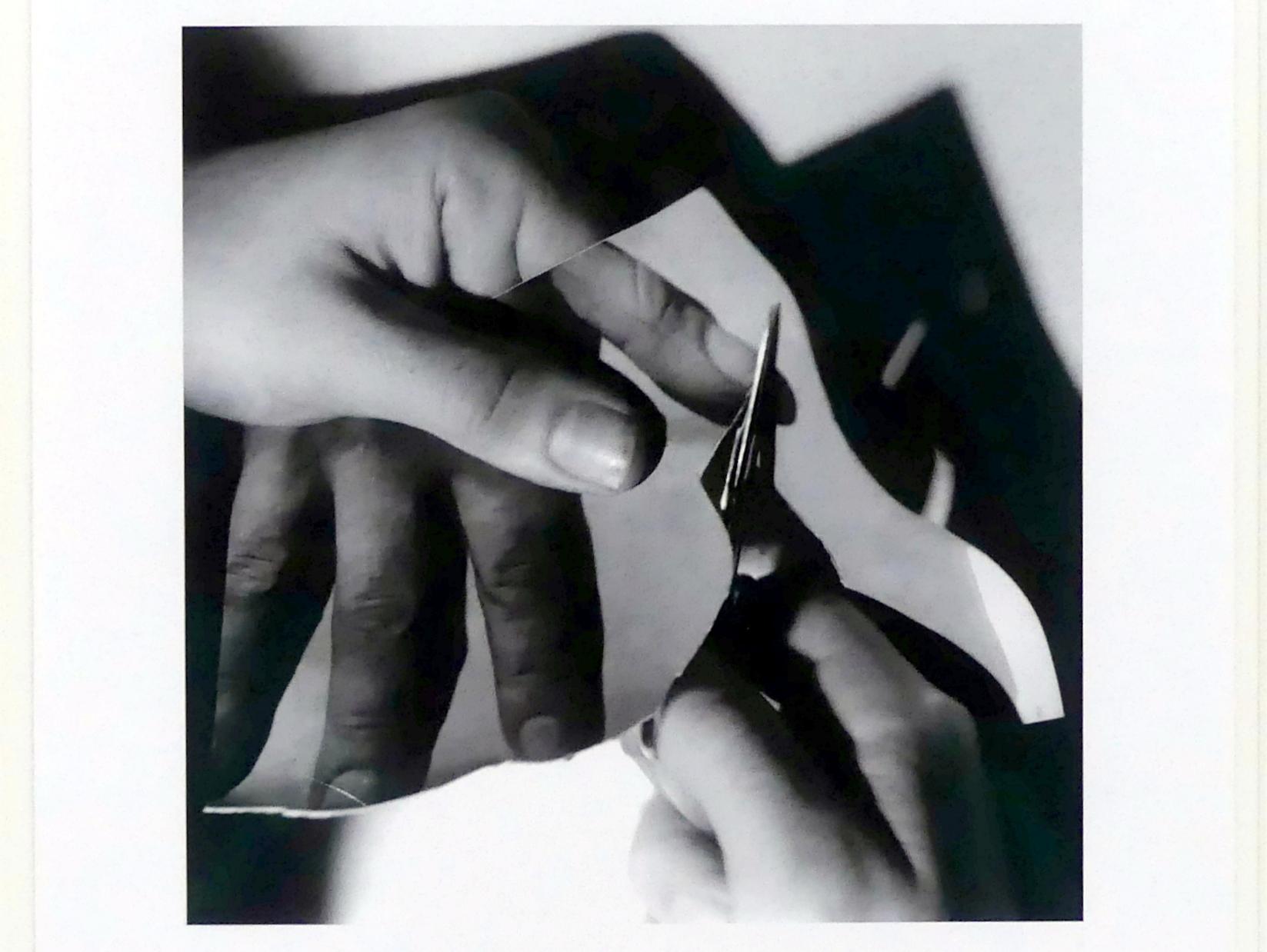 Gottfried Bechtold (1973), Fingernägelschneiden, Linz, Lentos Kunstmuseum Linz, Saal 11 - Performance, Konzeptionelle Kunst und Fotorealismus, 1973, Bild 2/3