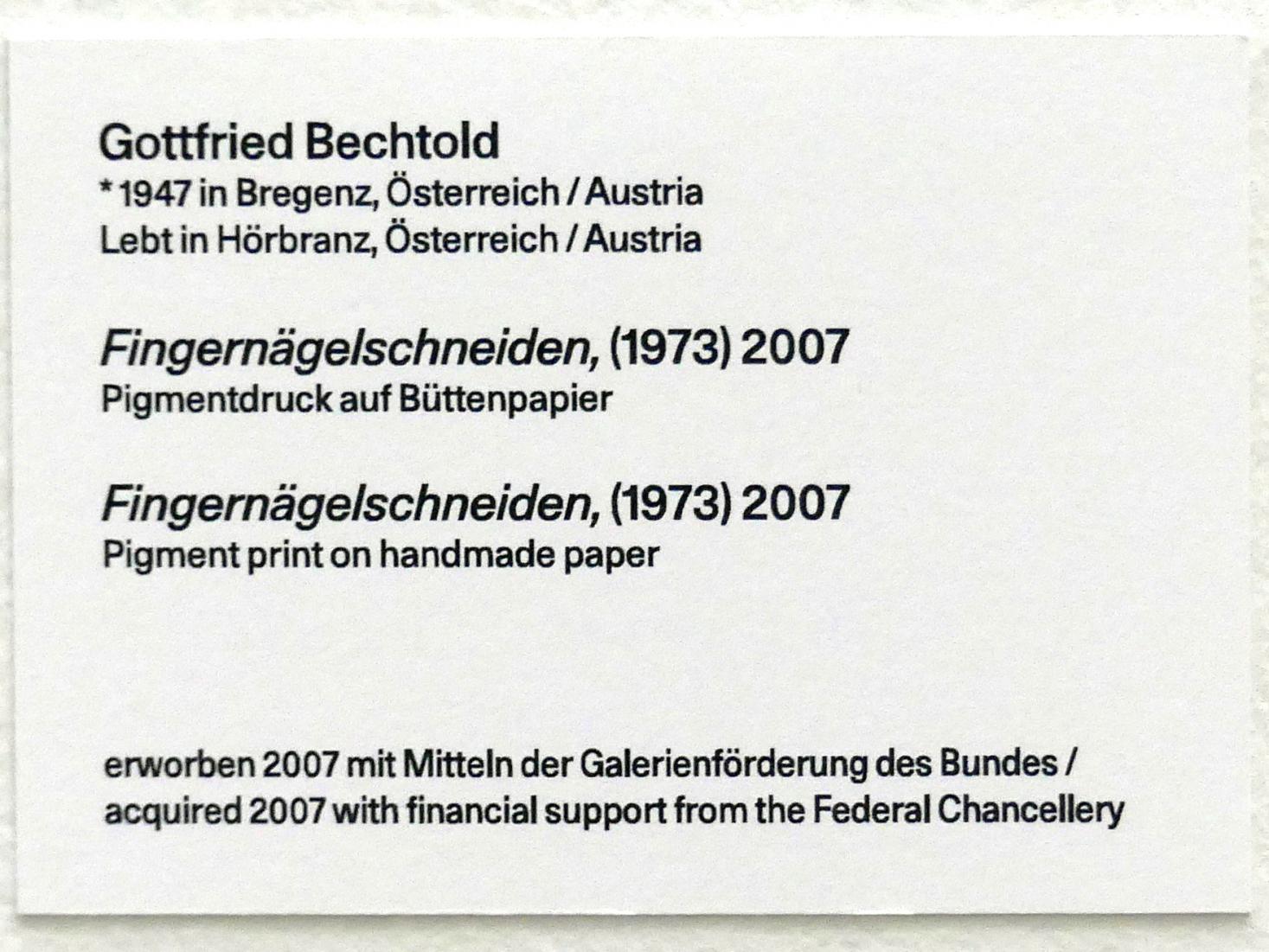 Gottfried Bechtold (1973), Fingernägelschneiden, Linz, Lentos Kunstmuseum Linz, Saal 11 - Performance, Konzeptionelle Kunst und Fotorealismus, 1973, Bild 3/3