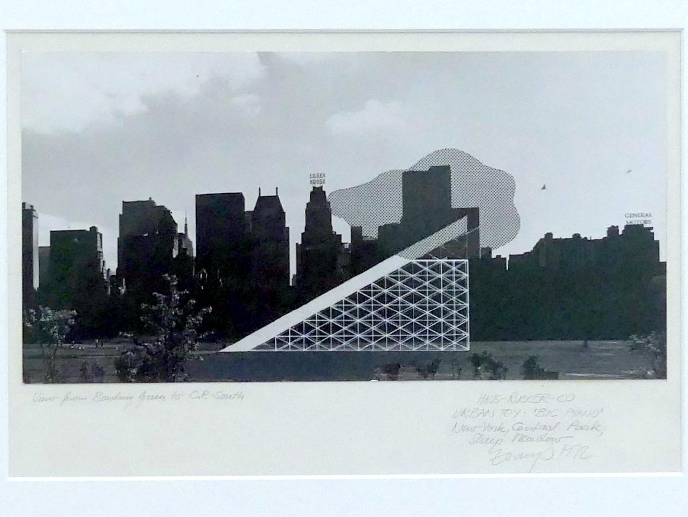 Günter Zamp Kelp (1970–1973), Big Piano, Linz, Lentos Kunstmuseum Linz, Saal 11 - Performance, Konzeptionelle Kunst und Fotorealismus, 1971, Bild 2/3