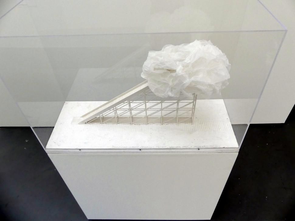 Günter Zamp Kelp (1970–1973), Big Piano, Linz, Lentos Kunstmuseum Linz, Saal 11 - Performance, Konzeptionelle Kunst und Fotorealismus, Undatiert, Bild 3/4