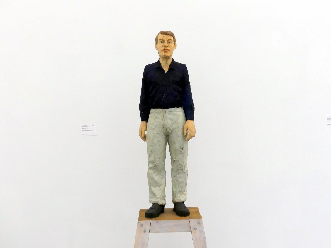 Stephan Balkenhol (1993–2017), Mann mit grauer Hose und blauem Hemd, Linz, Lentos Kunstmuseum Linz, Saal 12 - Junge Rebellen und Neue Wilde, 1993, Bild 2/7