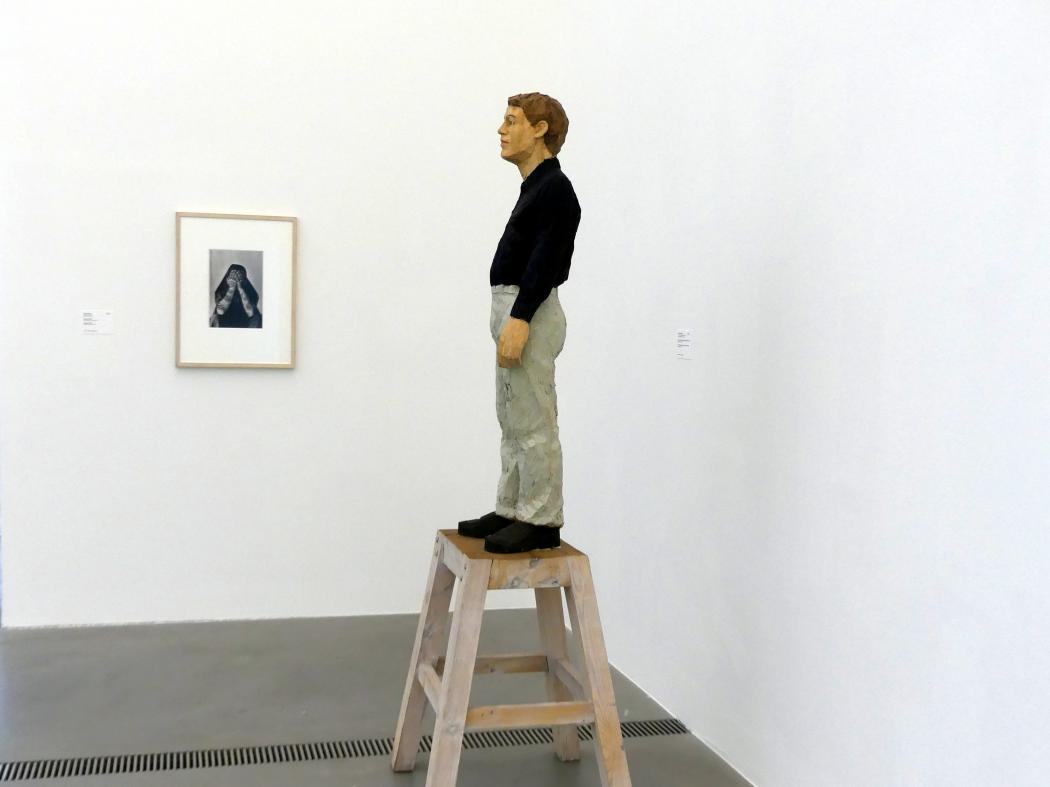 Stephan Balkenhol (1993–2017), Mann mit grauer Hose und blauem Hemd, Linz, Lentos Kunstmuseum Linz, Saal 12 - Junge Rebellen und Neue Wilde, 1993, Bild 5/7