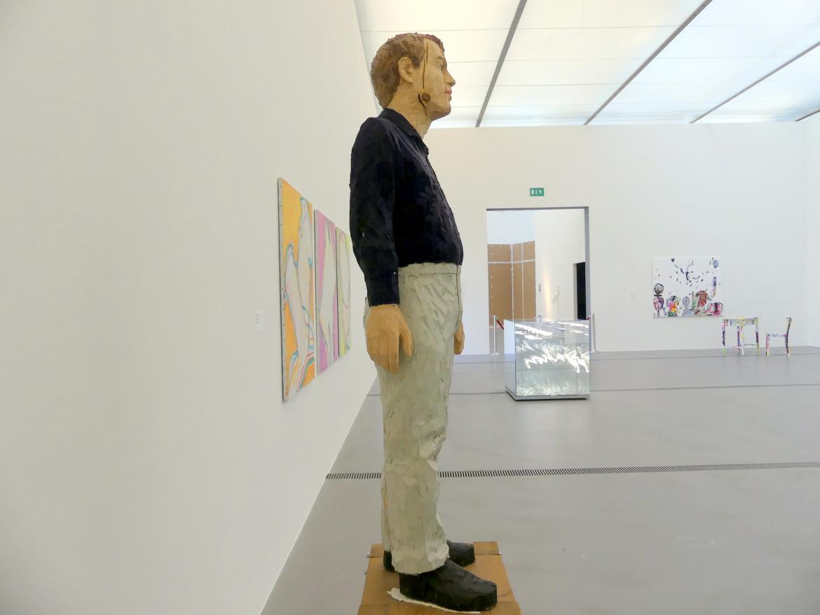 Stephan Balkenhol (1993–2017), Mann mit grauer Hose und blauem Hemd, Linz, Lentos Kunstmuseum Linz, Saal 12 - Junge Rebellen und Neue Wilde, 1993, Bild 6/7