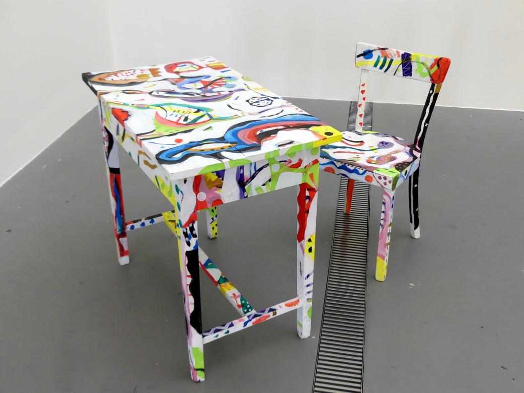 Anselm Glück (1996–2003), Tisch/Sessel-Objekt anlässlich einer Lesung im Lentos Kunstmuseum, Linz, Lentos Kunstmuseum Linz, Saal 12 - Junge Rebellen und Neue Wilde, 2003, Bild 2/5