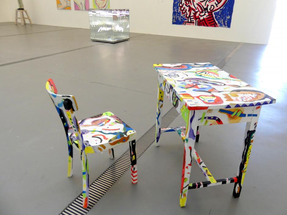 Anselm Glück (1996–2003), Tisch/Sessel-Objekt anlässlich einer Lesung im Lentos Kunstmuseum, Linz, Lentos Kunstmuseum Linz, Saal 12 - Junge Rebellen und Neue Wilde, 2003, Bild 4/5