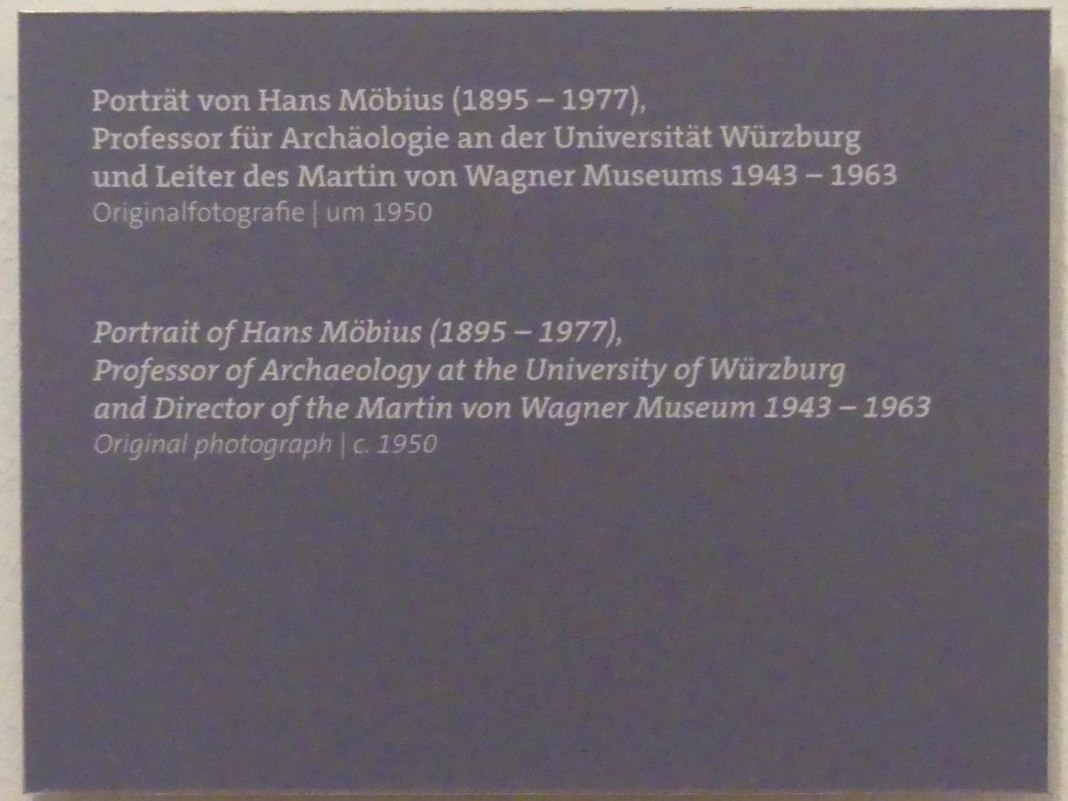 Porträt von Hans Möbius (1895-1977), Würzburg, Martin von Wagner-Museum, Eingang, um 1950, Bild 2/2