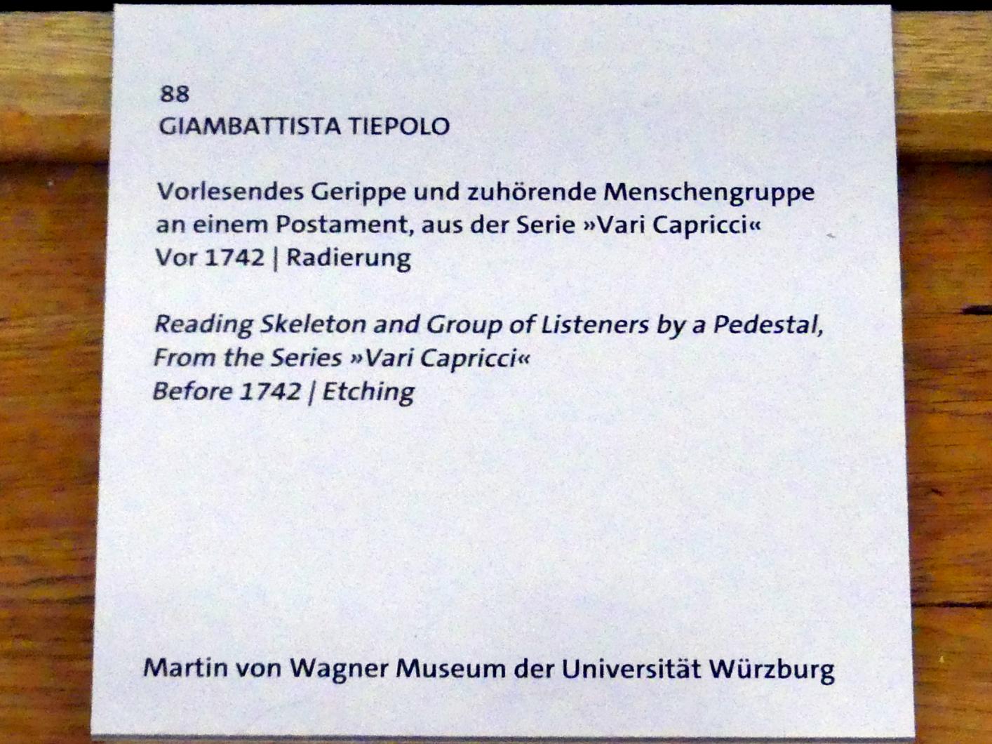 Giovanni Battista Tiepolo (1715–1785), Vorlesendes Gerippe und zuhörende Menschengruppe an einem Postament, Würzburg, Martin von Wagner Museum, Ausstellung "Tiepolo und seine Zeit in Würzburg" vom 31.10.2020-15.07.2021, Saal 1, vor 1742, Bild 3/3