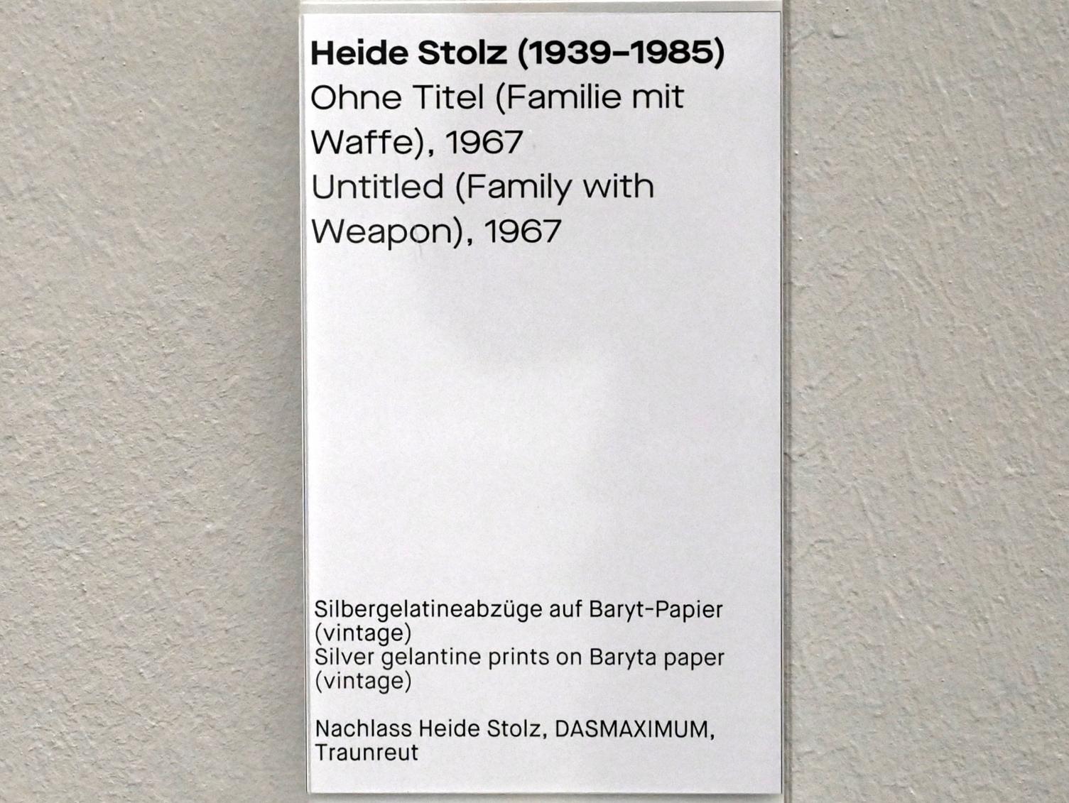 Heide Stolz (1960–1969), Ohne Titel (Familie mit Waffe), Chemnitz, Museum Gunzenhauser, Saal 1.7 - Uwe Lausen und Heide Stolz, 1967, Bild 2/2